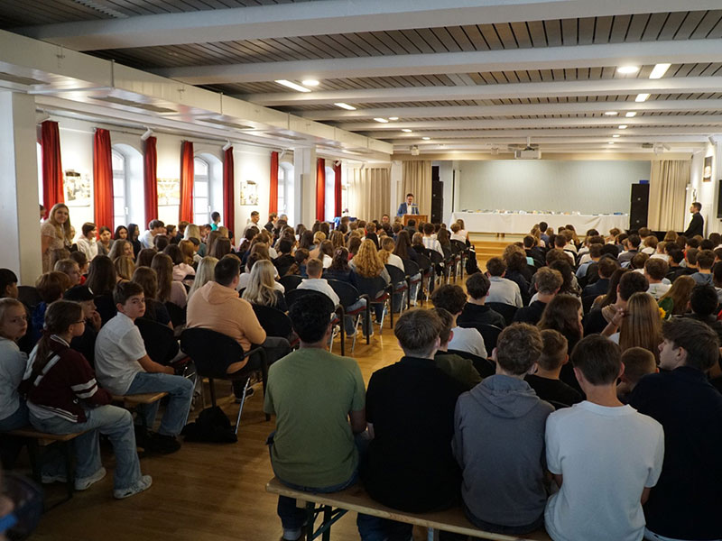 Bild der Feier zum Schuljahresschluss am Päda