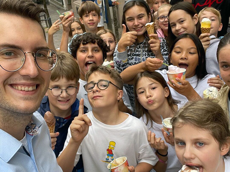 Eine Gruppe von Kindern beim Eis essen
