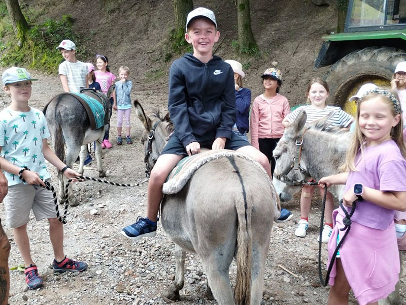 Ein Kind auf einem Esel